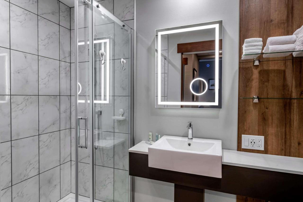 Quality Hotel & Conference Centre Эдмундстон Экстерьер фото