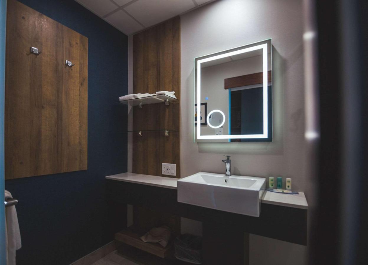 Quality Hotel & Conference Centre Эдмундстон Экстерьер фото