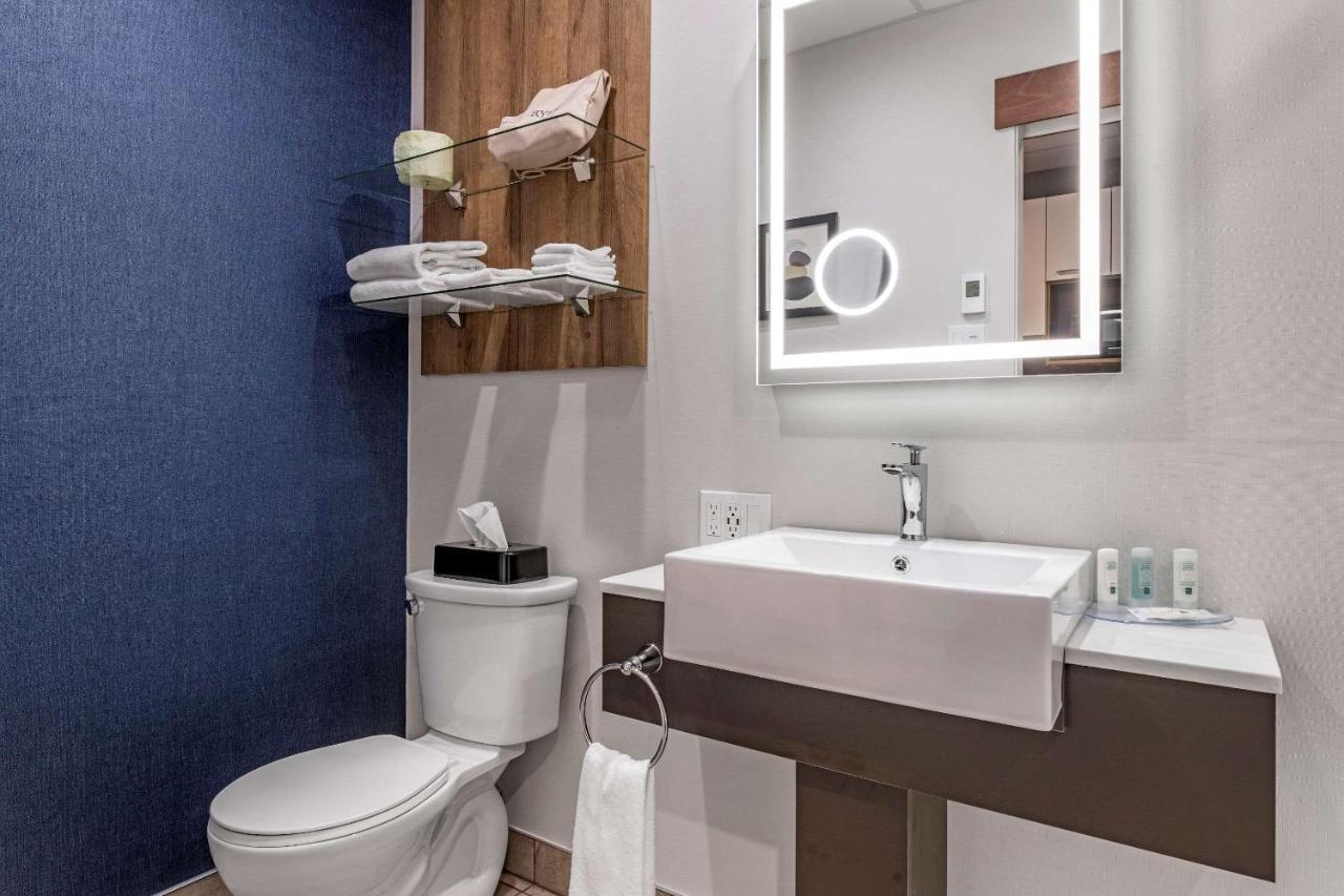 Quality Hotel & Conference Centre Эдмундстон Экстерьер фото