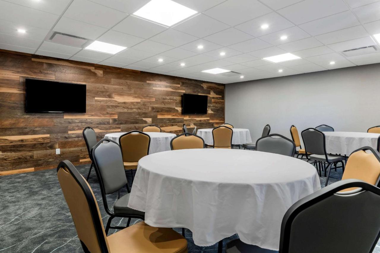 Quality Hotel & Conference Centre Эдмундстон Экстерьер фото